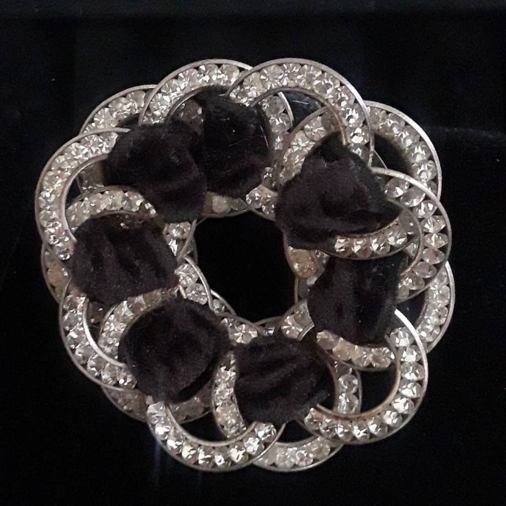 Metal/Rhinestone/Velvet Lapel Clip